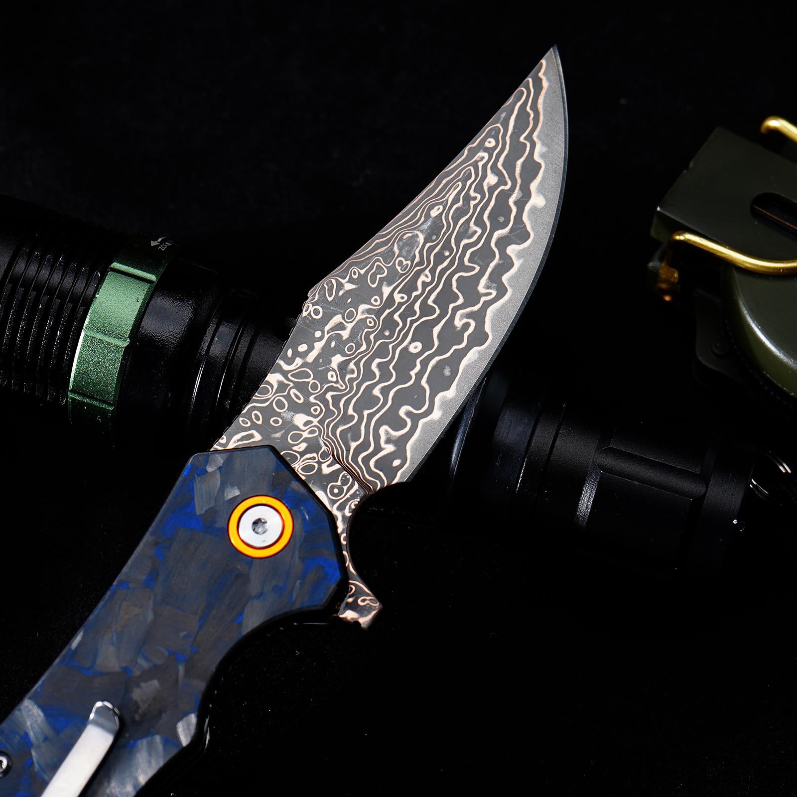 Tunafire Knife GT-DM052-1 Blue Carbon fiber Handle Flipper Knife VG10 steel core Yellow brass Damascus steel pattern Blade Camping Pocket Knives